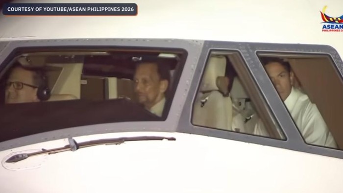 Sultan Hassanal Bolkiah Jadi Sorotan Saat Datang ke KTT ASEAN dengan Menerbangkan Pesawat Sendiri