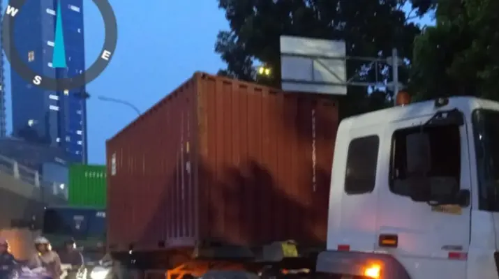 Truk Tabrak Separator Busway di Jalan Gatot Subroto Jakarta, Arus Lalu Lintas Berpotensi Terganggu